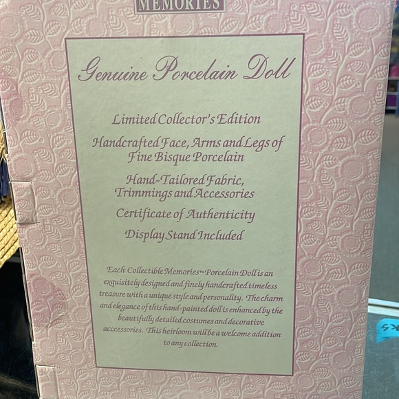 Handcrafted porcelain doll. Some wear on the box - Picture 6 of 6